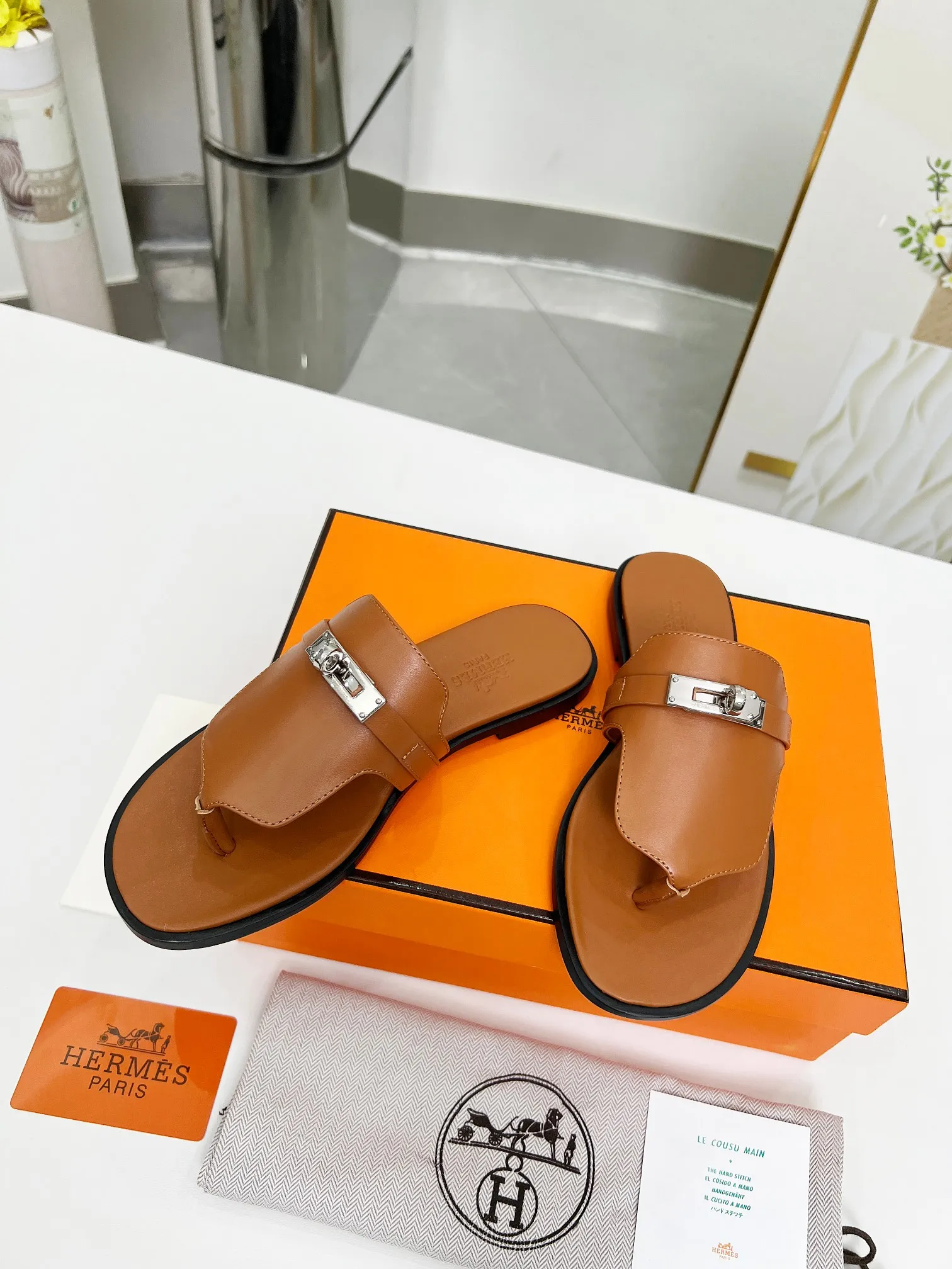 👟👟Ex-factory price 480👟👟 (top version) 👫Hermes ❗️❗️Original purchase and development⚠️ A must-have artifact for daily home, travel and vacation🉑 in spring and summer. High-end quality Code number: 35-40 (41/42 can be customized)